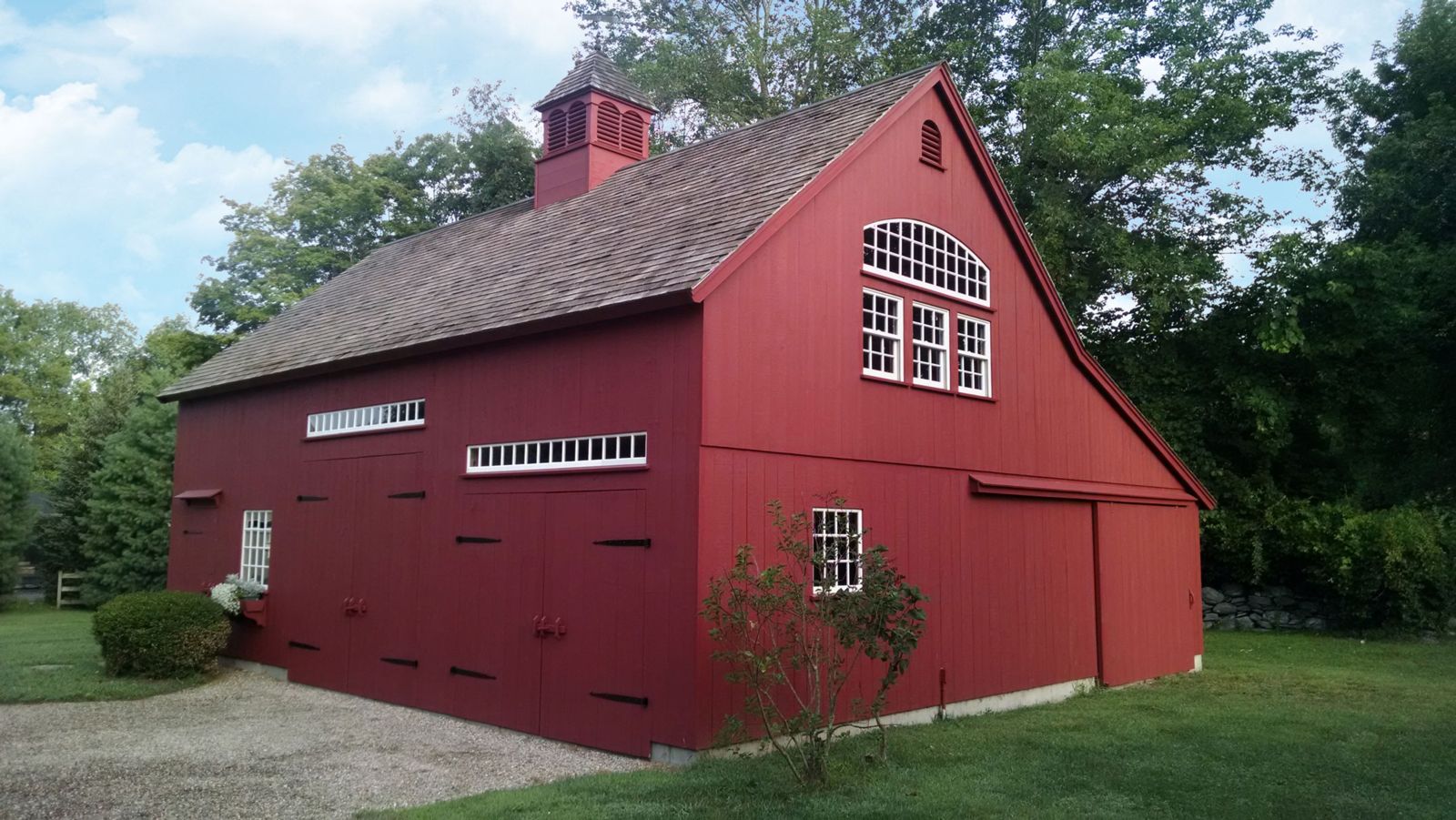 barn sheds new england style post and beam 1-1/2 story barn PAQIYQG