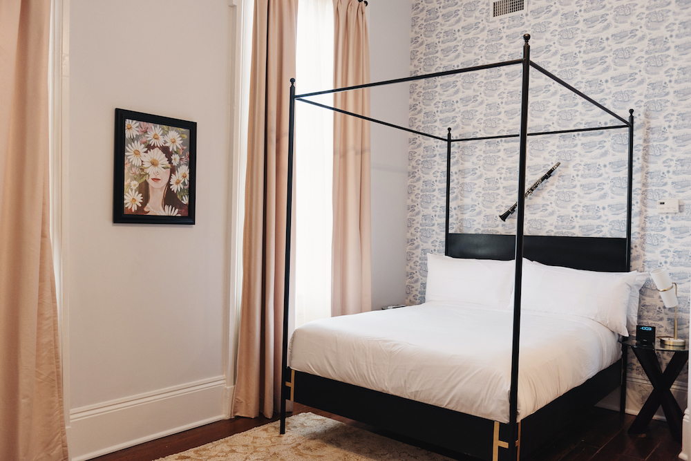 How to Decorate Your Bedroom
Using Black Canopy Bed 