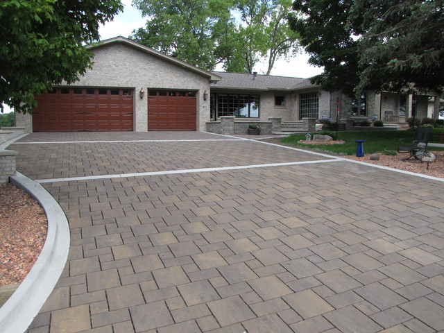 brick driveway, courtyard and seat walls traditional-landscape BBQEPGZ