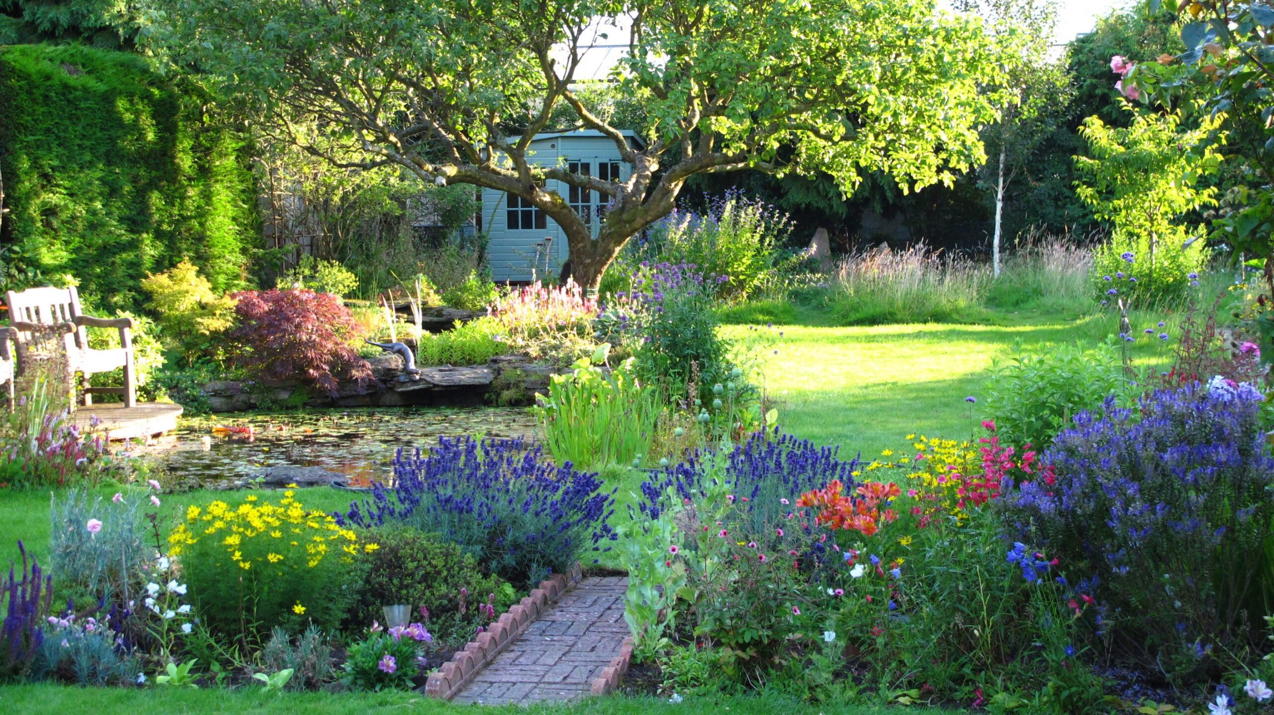 How Country Life Influence  Country Gardens