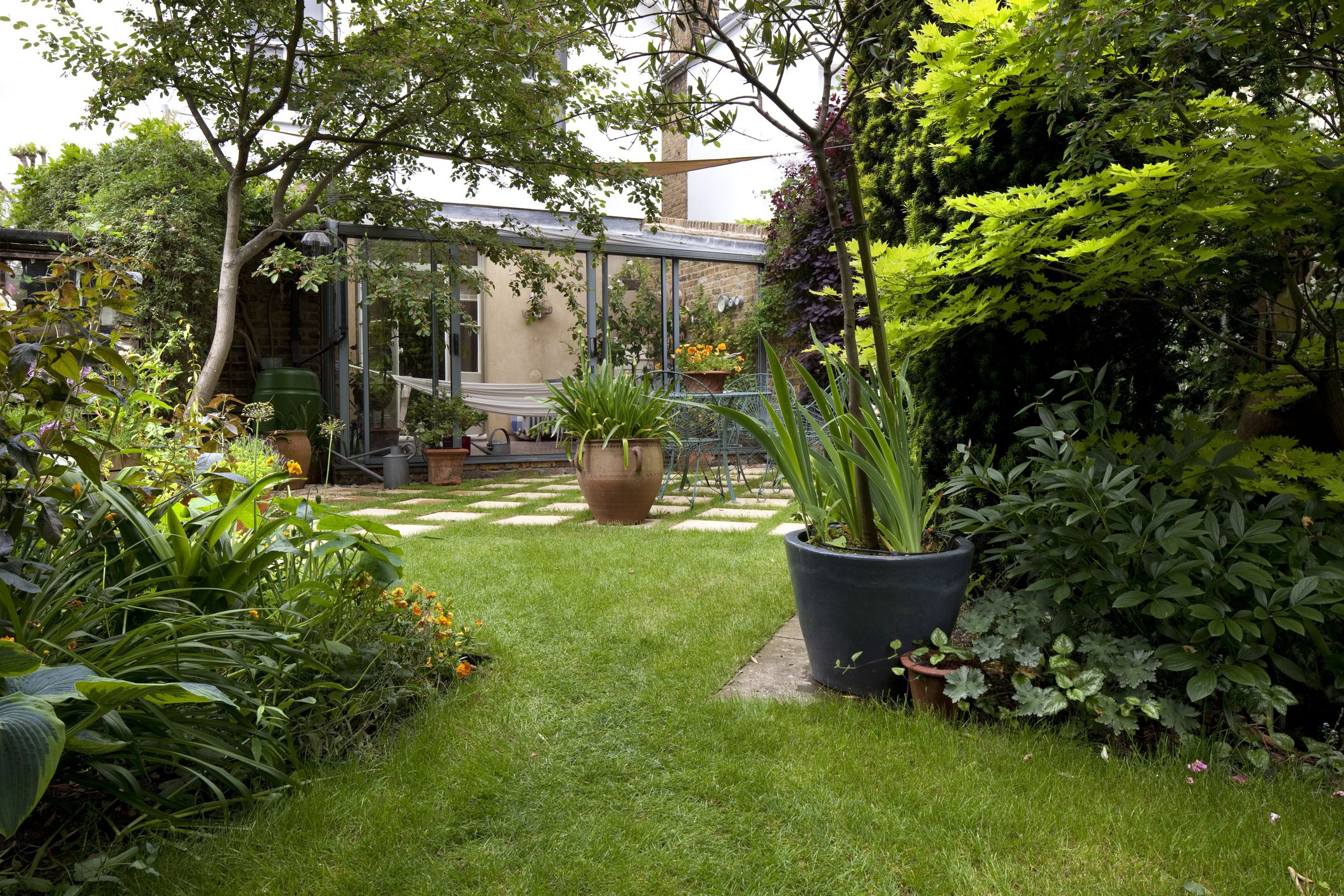 garden design ideas suburban garden and lawn, kingston upon thames, england, uk RDNGGRH