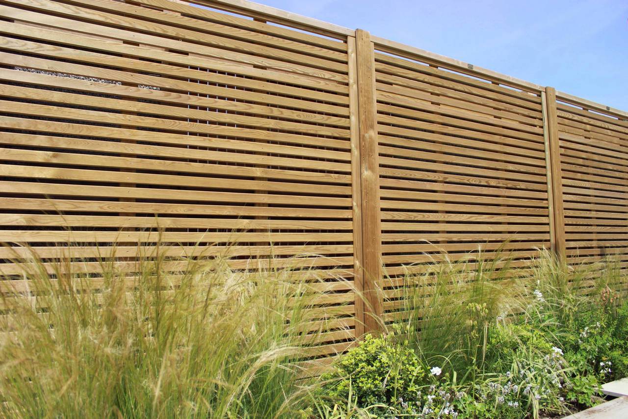 garden fence panels venetian fencing situated in a garden QYSSXPH