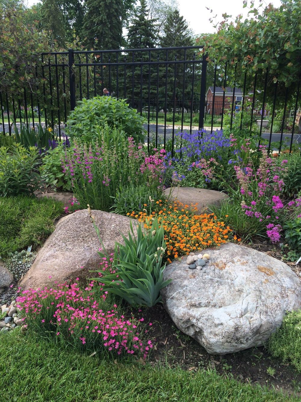 landscaping with rocks mix large rocks with flowers in beds. CLXRQCJ