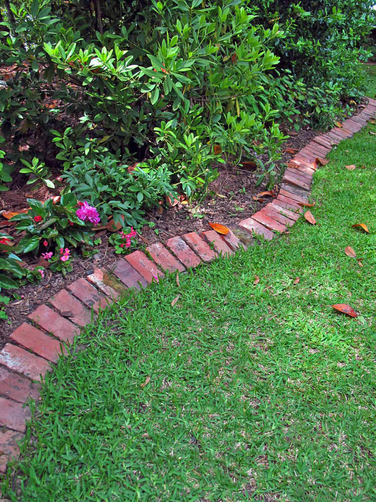 lawn edging ideas classic red brick lawn edge FYOWDQV