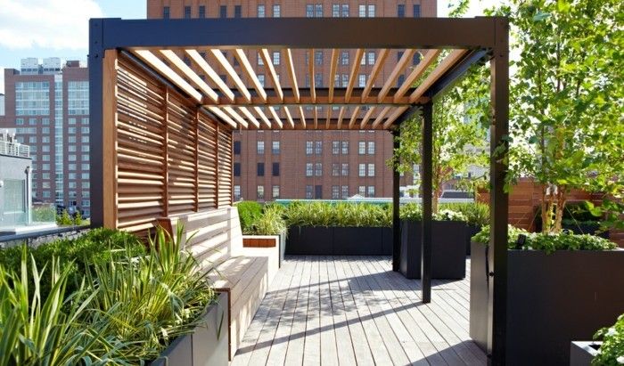 modern pergola pergola moderne en bois et aluminium, installée sur le toit du0027un bâtiment, HKWQHFE