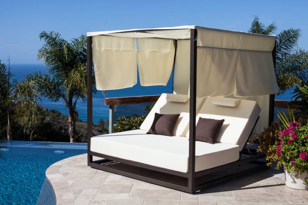 Enjoy the Luxury of Daybeds by
Using Outdoor Daybeds