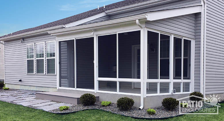 screen porch custom screen room with traditional wood roof. NUUEBRQ