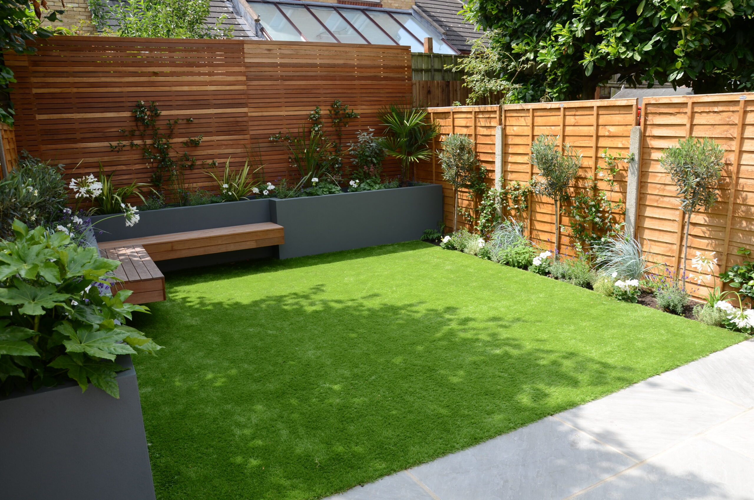 small garden design fake grass low mainteance contempoary design sleek fun VHIFDCY