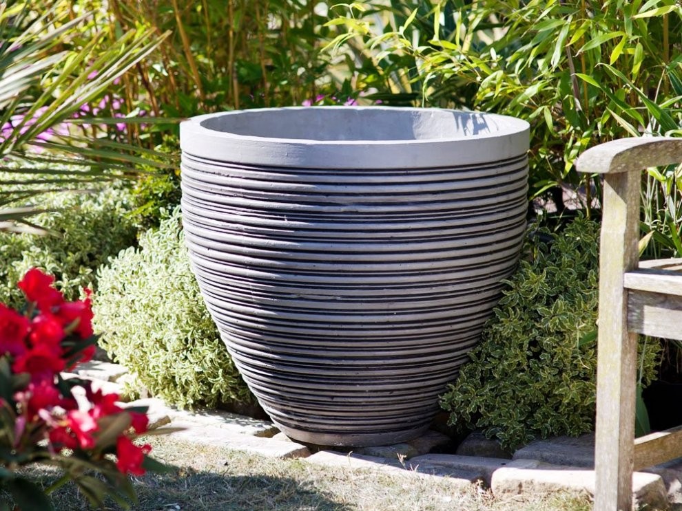 very large garden pots and planters large patio pots and planters awesome HKTTUEV