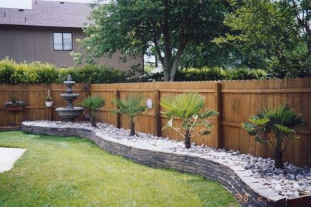 66 Simple and Easy Backyard Landscaping Ideas - Wartaku.net