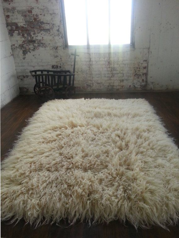 Beautiful 3' x 5' Flokati rug. Extra-long and cushy 6