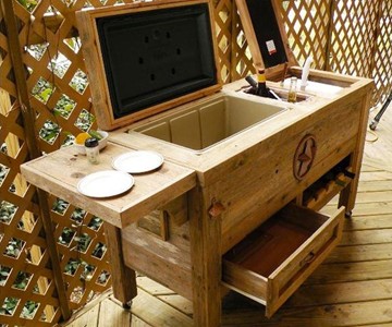 Rustic Patio Bar & Cooler | DudeIWantThat.com