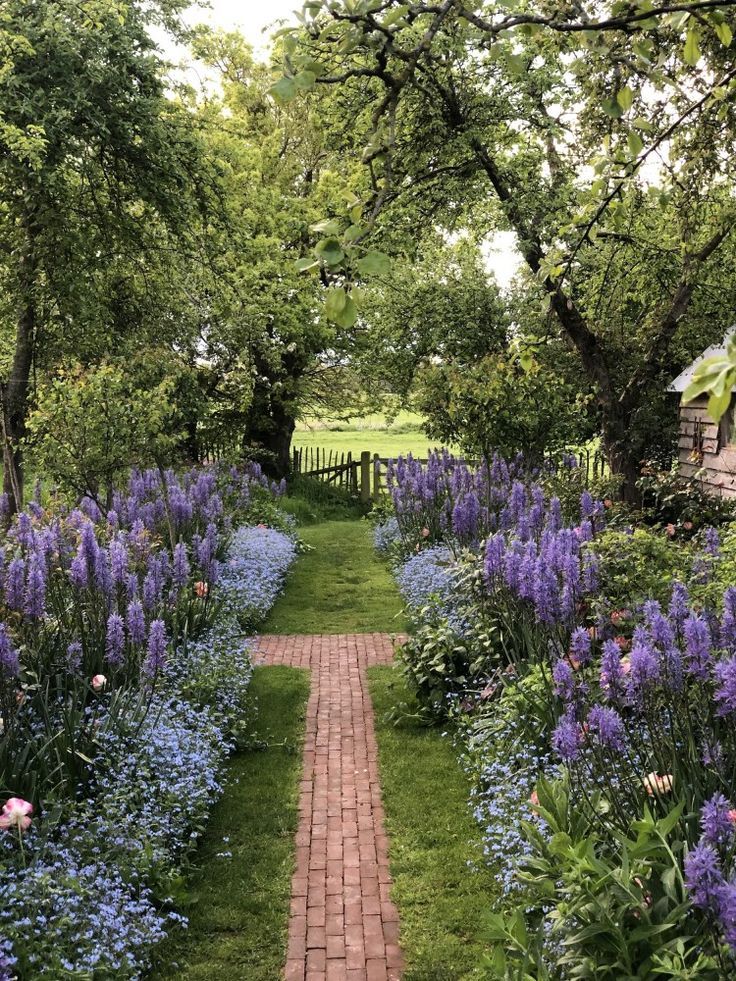 How Country Life Influence
Country Gardens