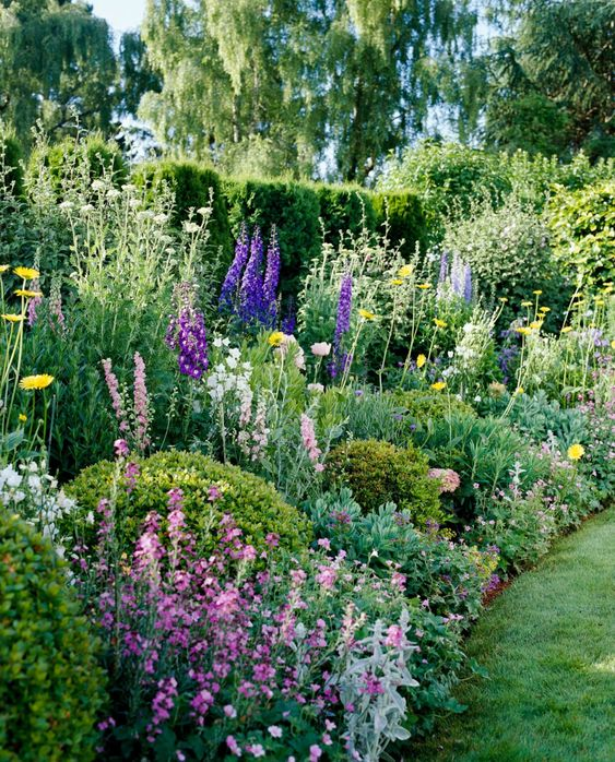 How Country Life Influence
Country Gardens