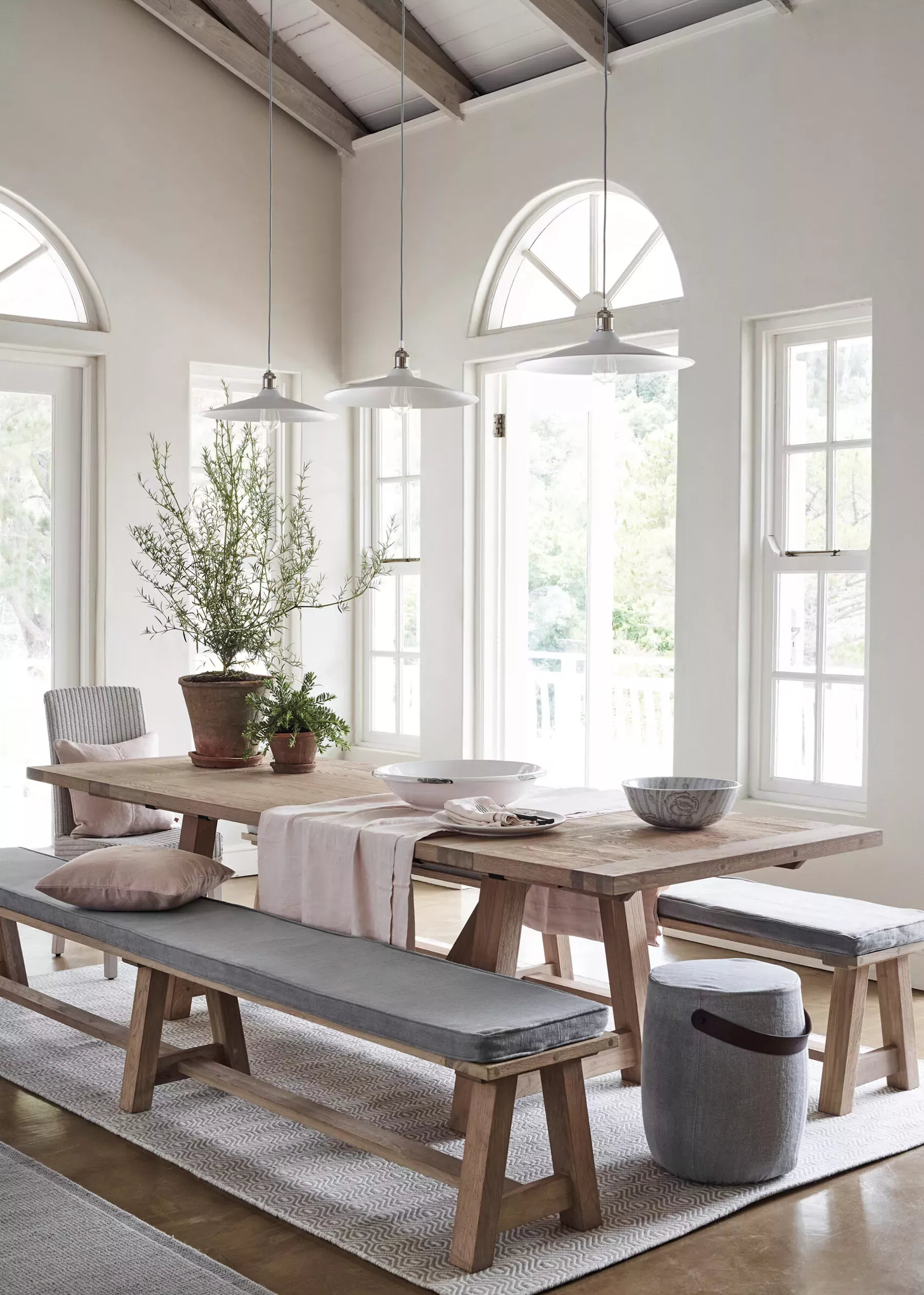 Entertaining Spaces: Gathering around
Extending Dining Tables and Dining Tables