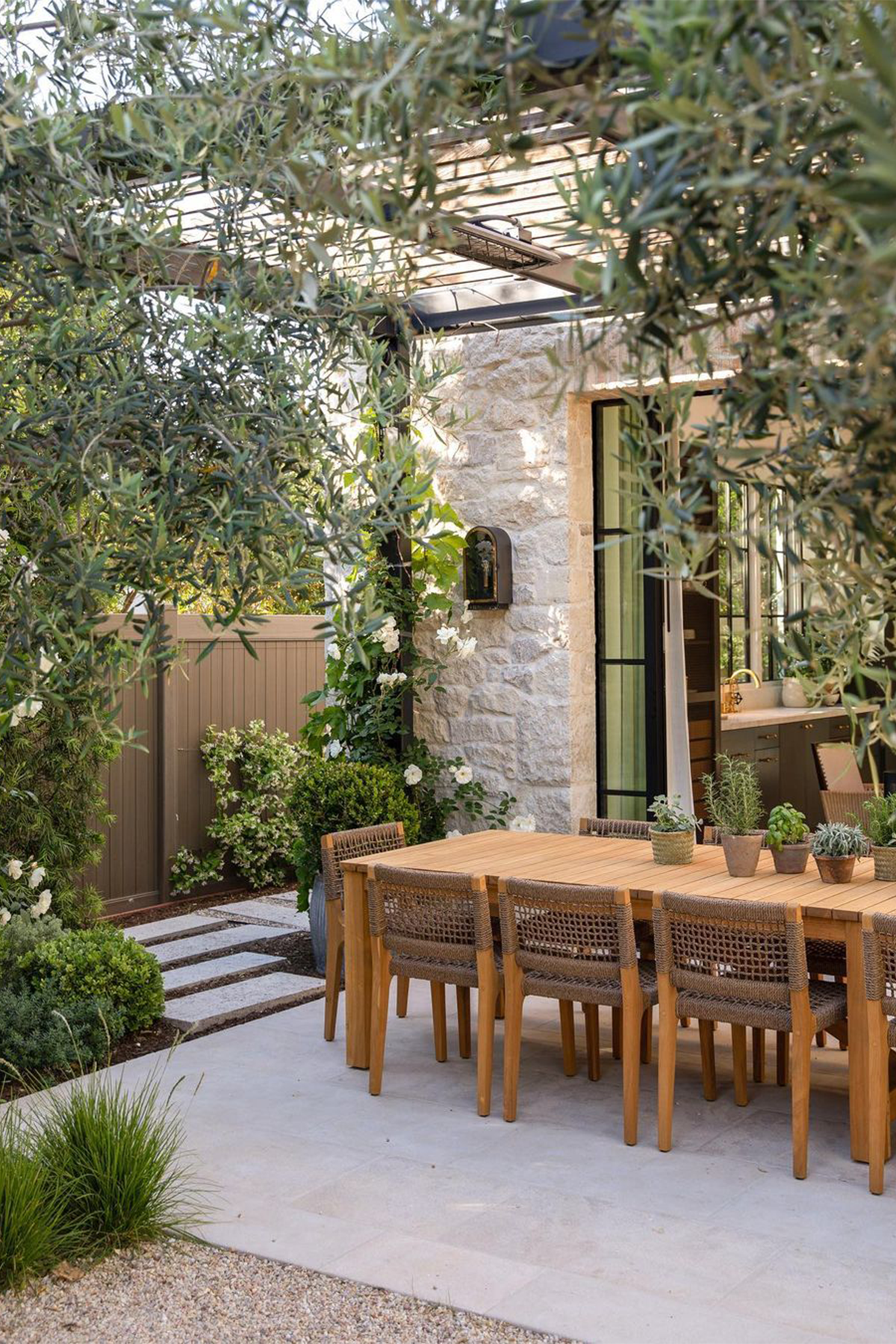 CHOOSING THE BEST OUTDOOR
DINING TABLE FOR YOUR PATIO