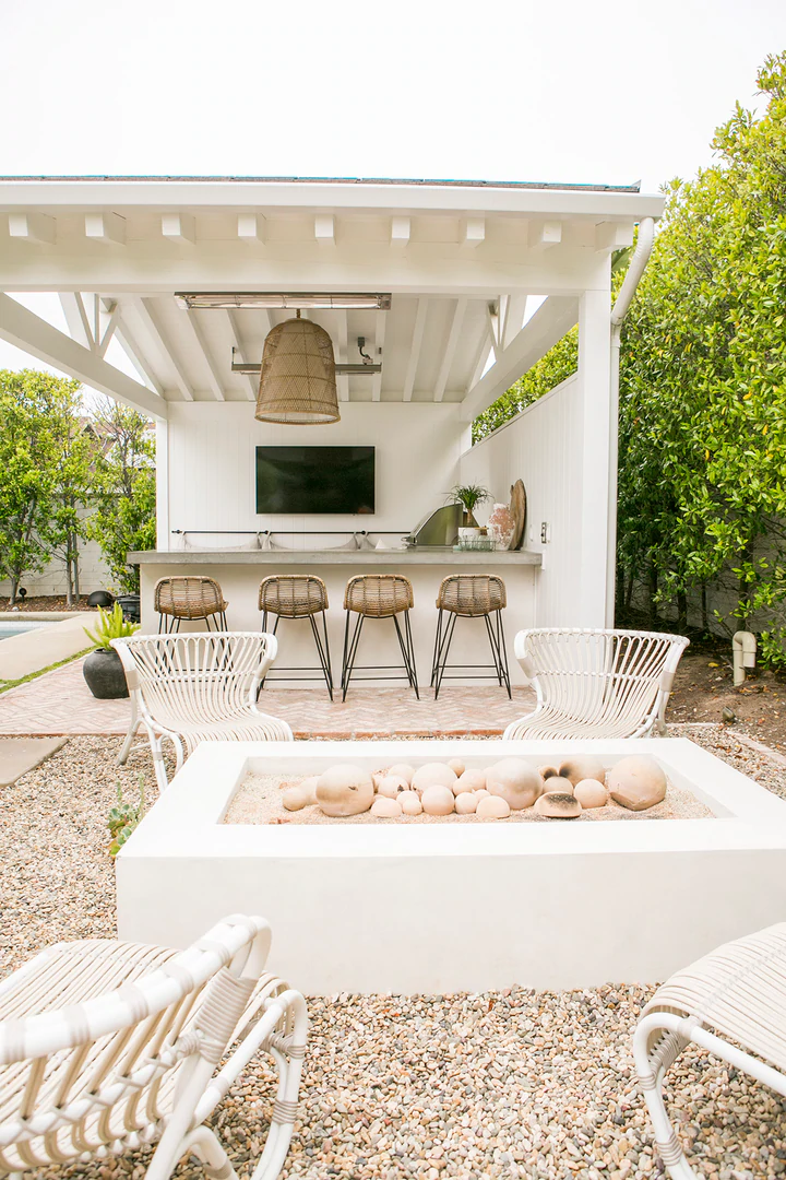 Entertaining Al Fresco: Designing Your
Outdoor Bar Space