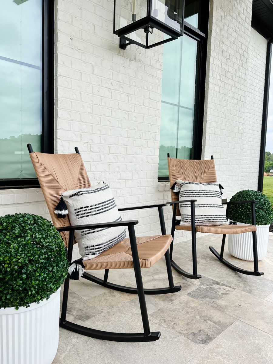 Patio rocking chairs that will
make your patio fully functional