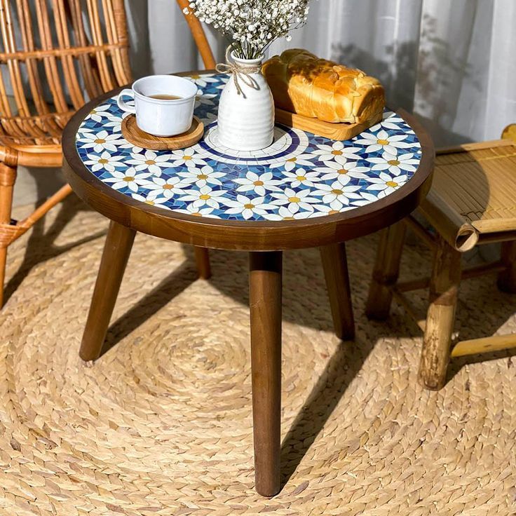 How to decorate using Small
patio table