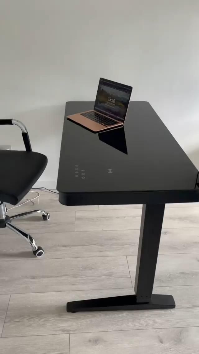 Why Do You Need an Adjustable
Desk in Your Office?