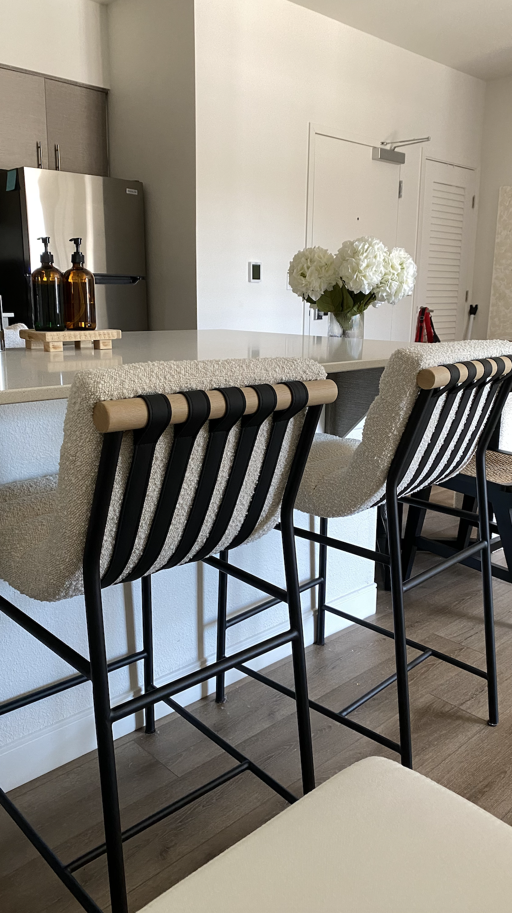 Why You Need Bar Stools with
Backs for Your Kitchen