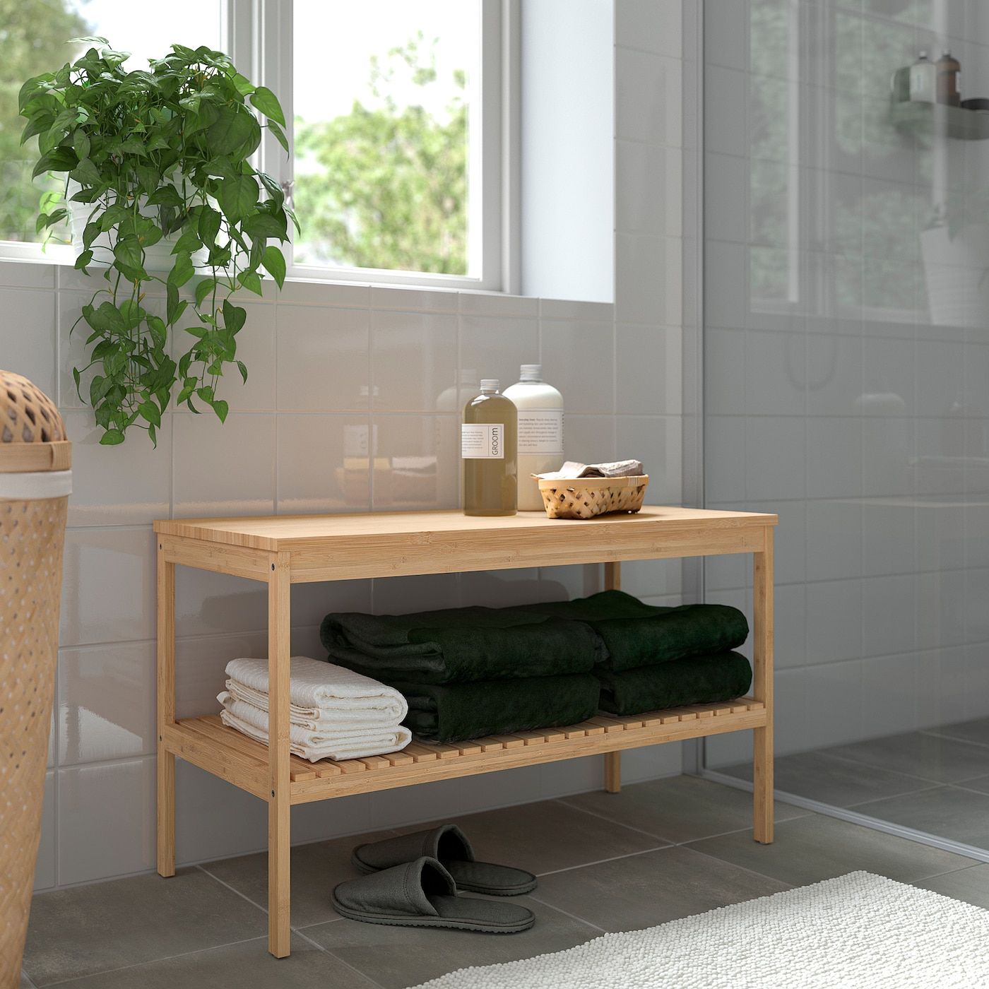 Convenient bathroom bench: advantages and designs