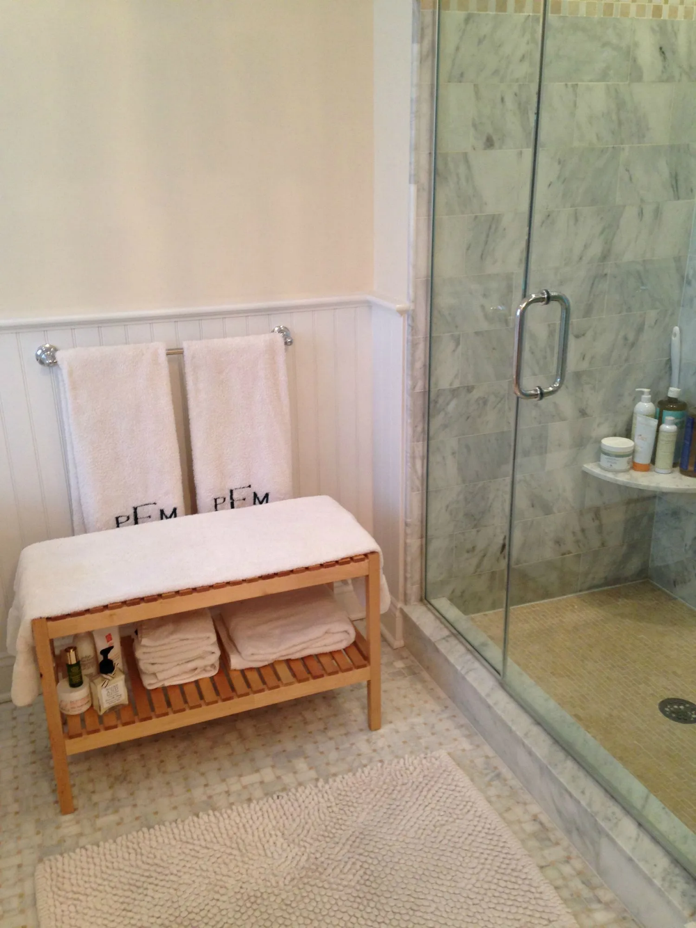 Convenient bathroom bench: advantages and designs