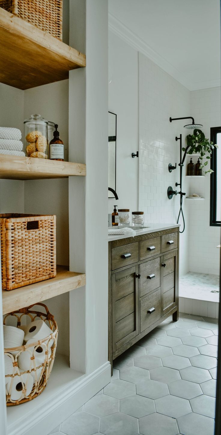 Convenient and practical bathroom shelving