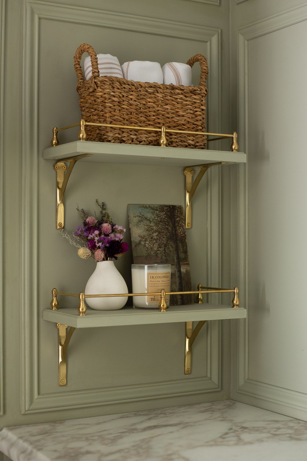 Convenient and practical bathroom shelving