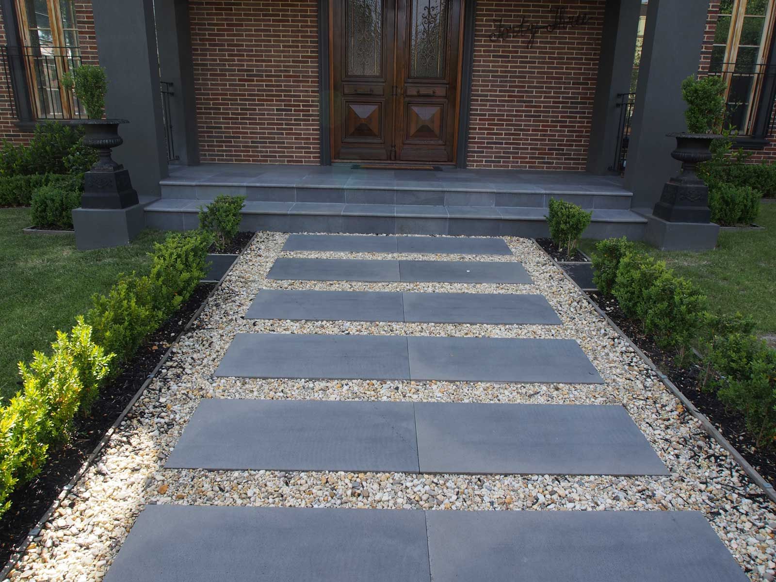 Building an Impressive Garden
with blue stone pavers