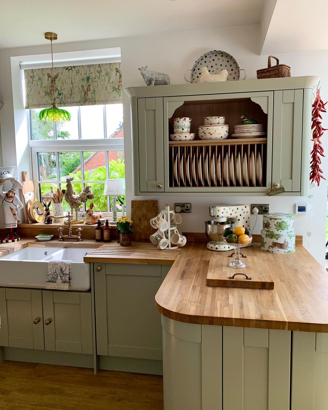 Finding Lovely Ways to Make
Your Country Kitchen Stylish and Practical