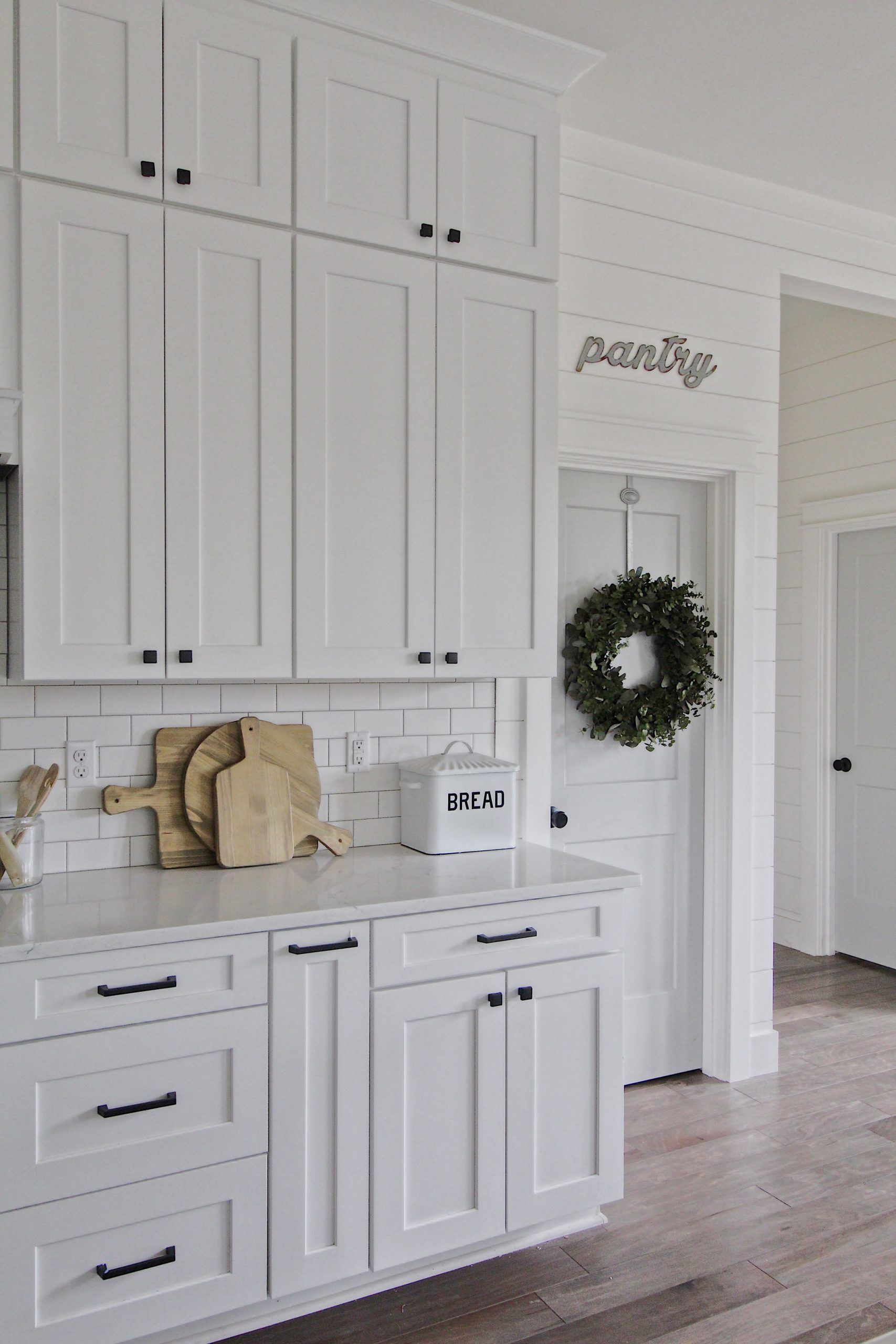 How should you choose kitchen cabinet knobs?