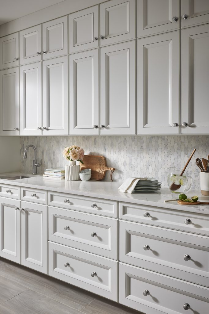 How should you choose kitchen cabinet knobs?