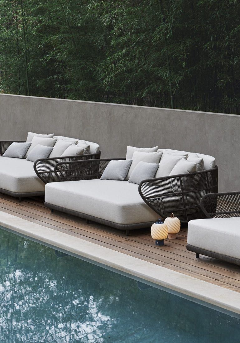 Enjoy the Luxury of Daybeds by
Using Outdoor Daybeds