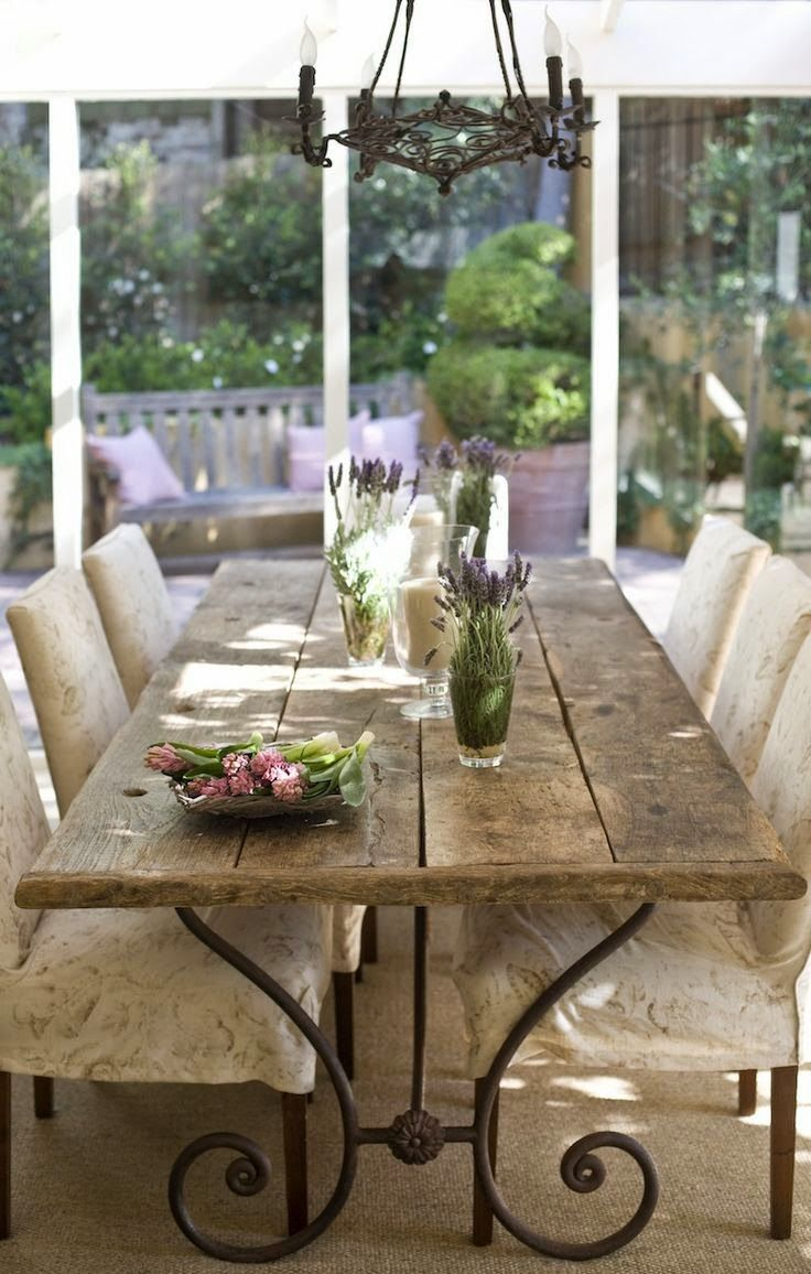 A family which loves outdoor
meals needs good outdoor dining sets