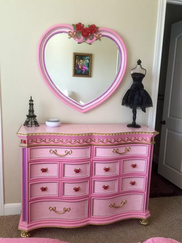 Princess Bedroom Set with
Adorable Accentuating Details