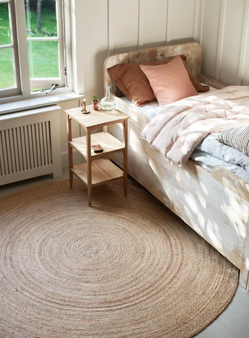 Using the round jute rug for
better looking living rooms