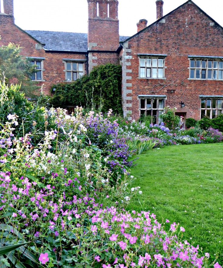 cottage garden photograph by clare coulson for gardenista. for more, see garden visit: WFUCECP