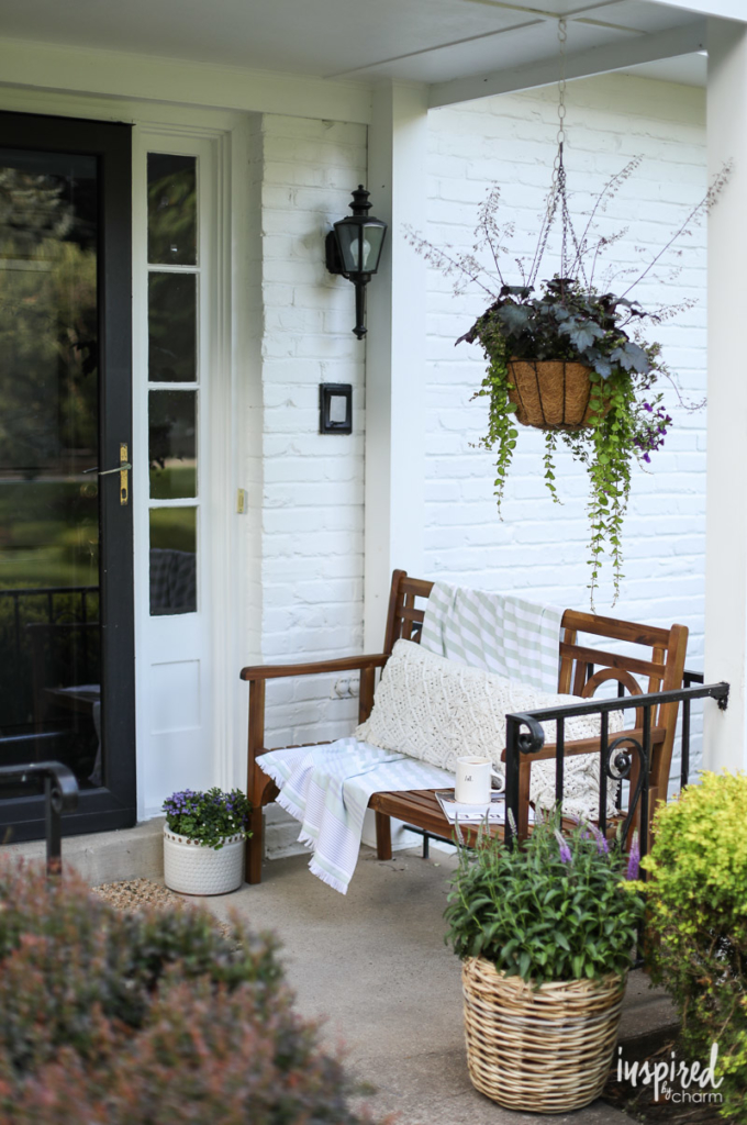 front porch decor youu0027ll love these front porch decorating ideas and tips! #decorating #porch TNMBKUG