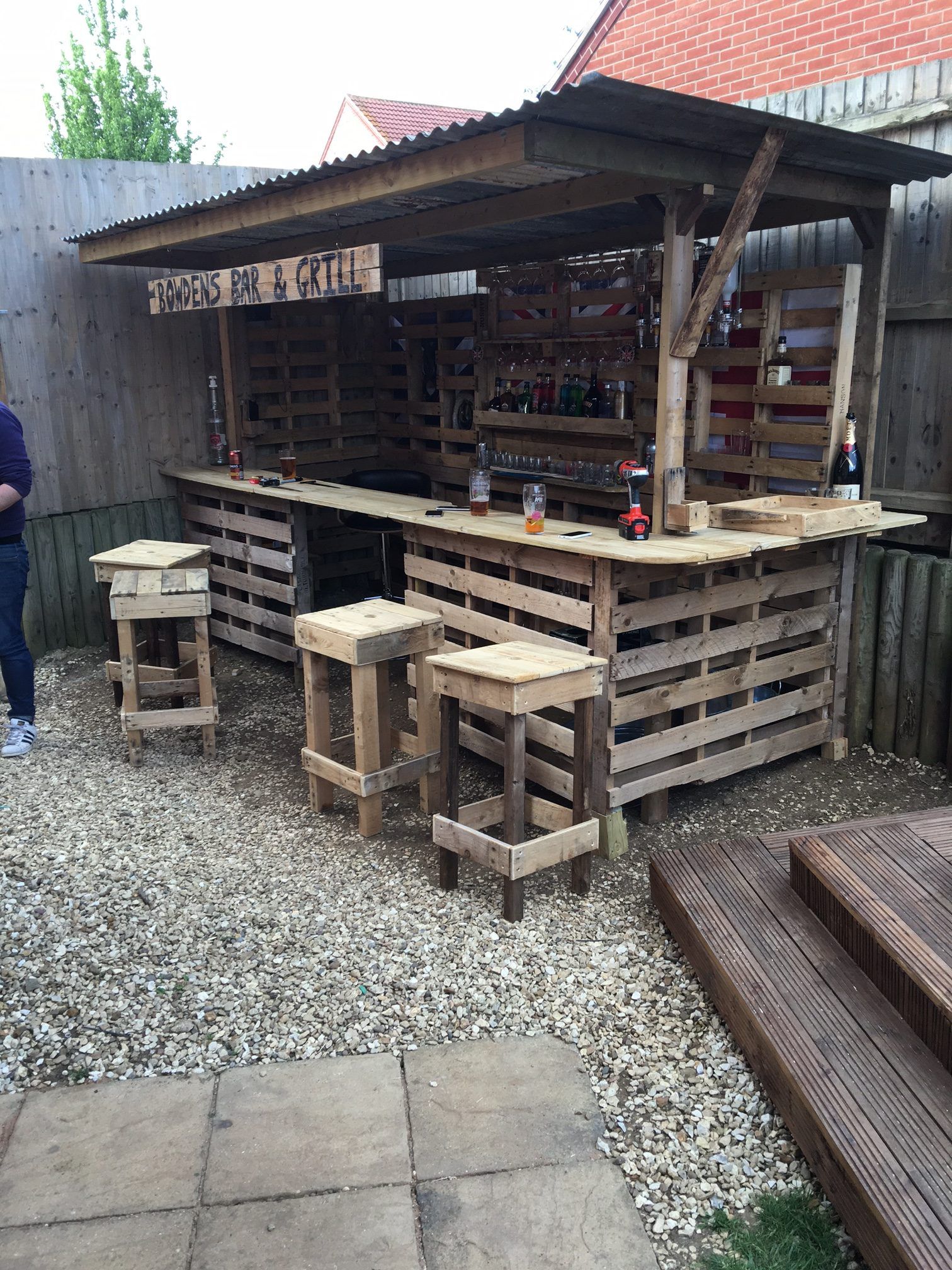 garden bar how to turn a pile of old pallets into a cool outdoor OEAHLSD