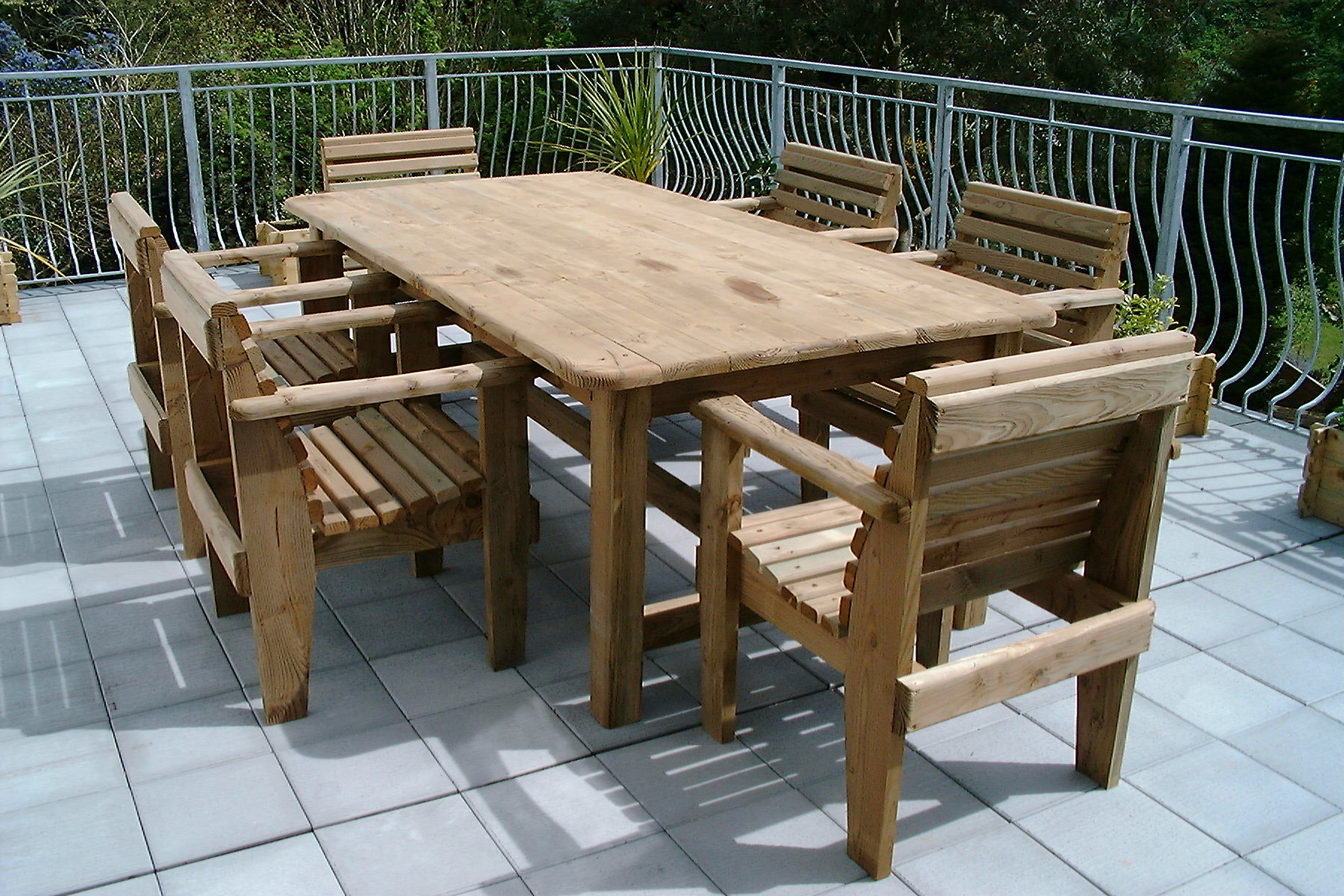 look out for outdoor table and chairs that are easy to MVNAJKI