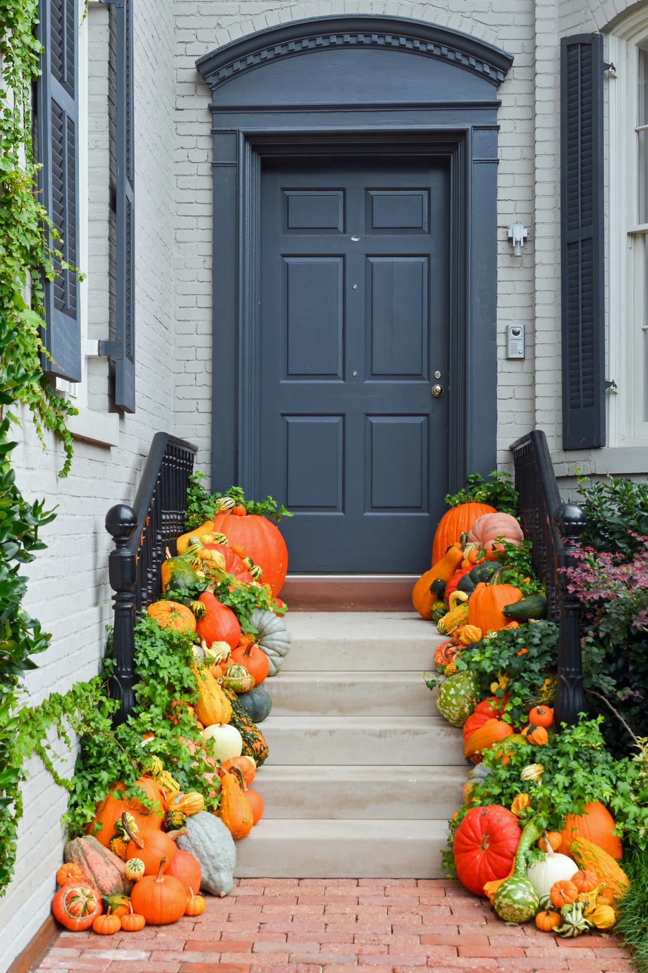 outdoor decorating ideas find more fall decorating ideas BRRFKIS