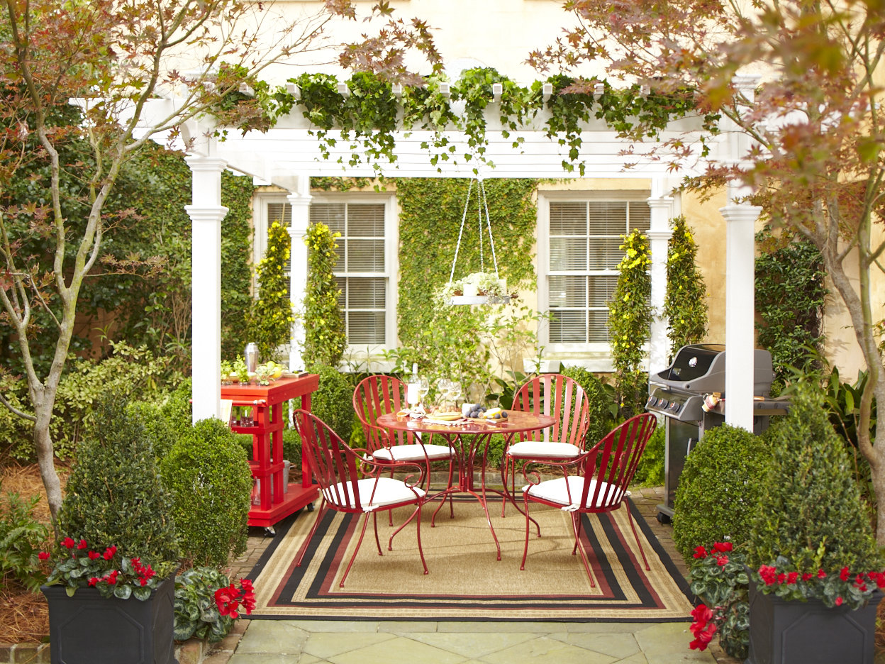 outdoor decorating ideas illustrated by an image of an outdoor room with PIJGEWM