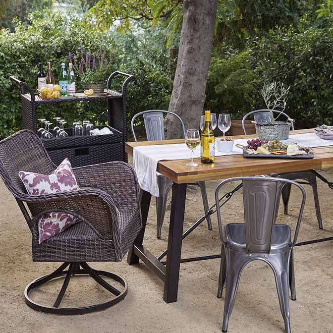 outdoor table and chairs give your patio a farmhouse feel. ROUVXKV