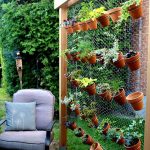 vertical garden ideas create an airy garden backdrop with simple chicken wire EZPWBYQ