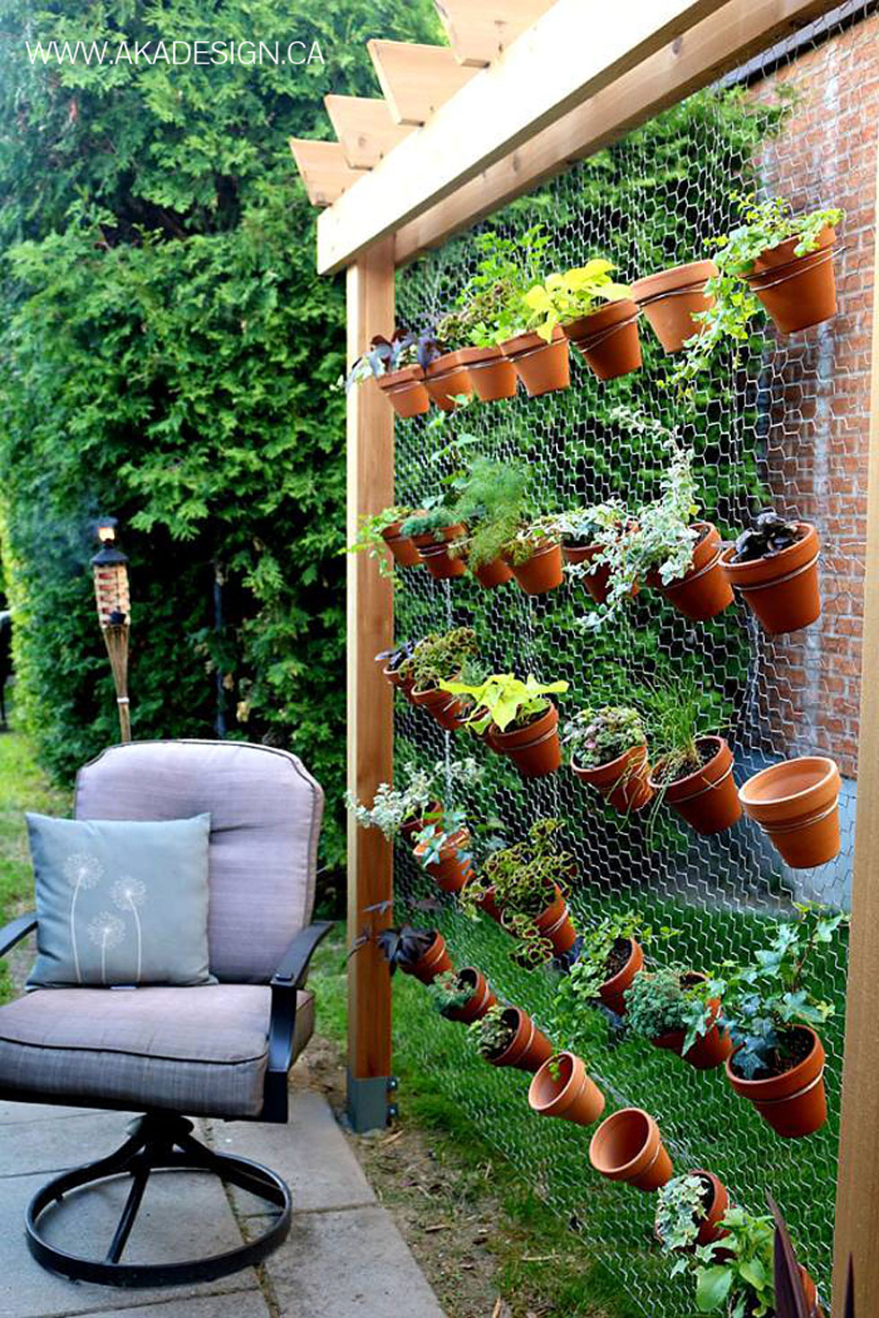 vertical garden ideas create an airy garden backdrop with simple chicken wire EZPWBYQ