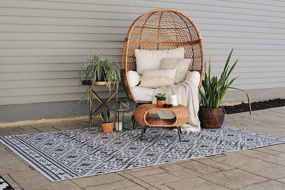 Use outdoor⁣ rugs to define areas on your​ small balcony