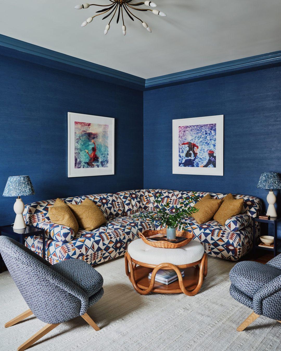 Use‍ textured ‌fabrics ​for a cozy feel in ‍your blue ⁣living ​room