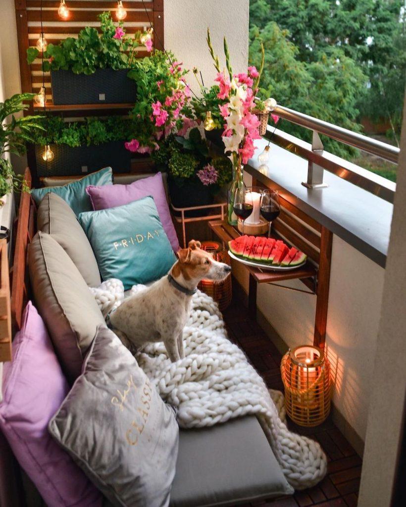 Add cushions‌ and throws ⁣for comfort on ​your small balcony