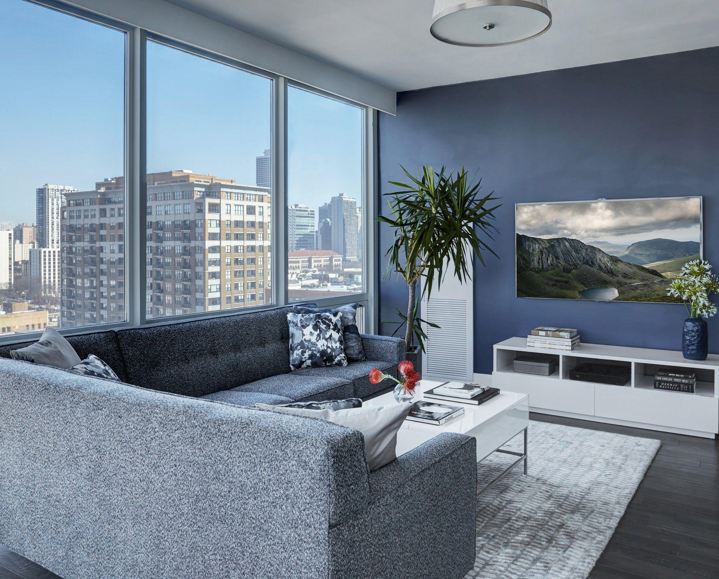 Dark⁤ blue walls create dramatic ⁣flair in a living room